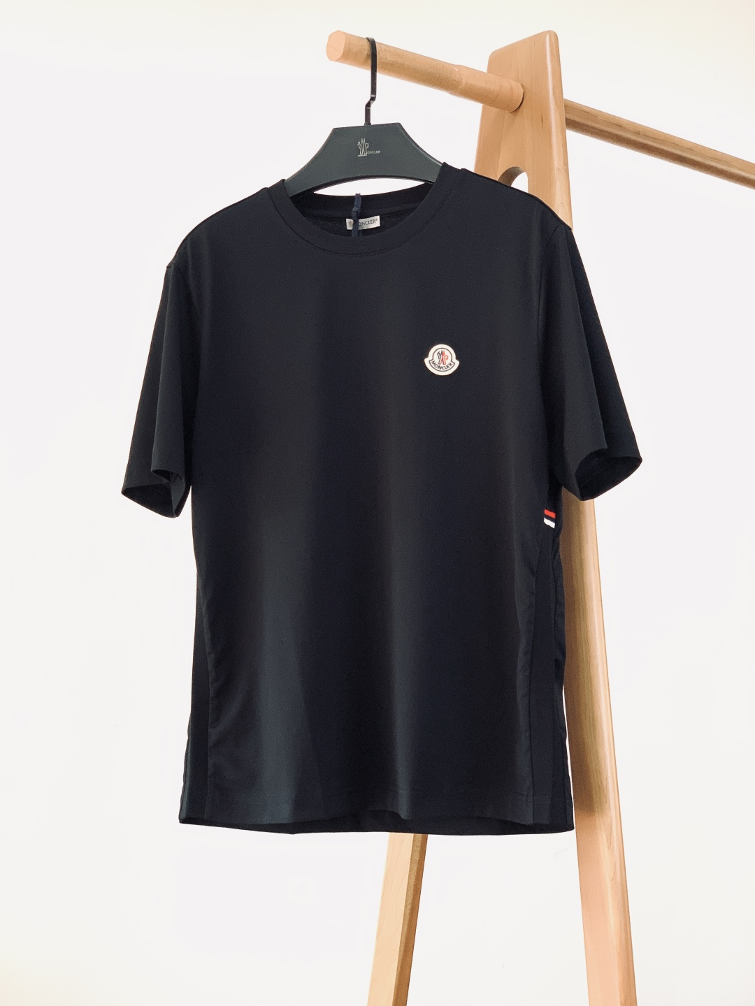 Moncler 蒙口 2026SS早春新品 经典徽章短袖。高支丝光棉混纺凉感面料，透气不闷汗还抗皱易打理