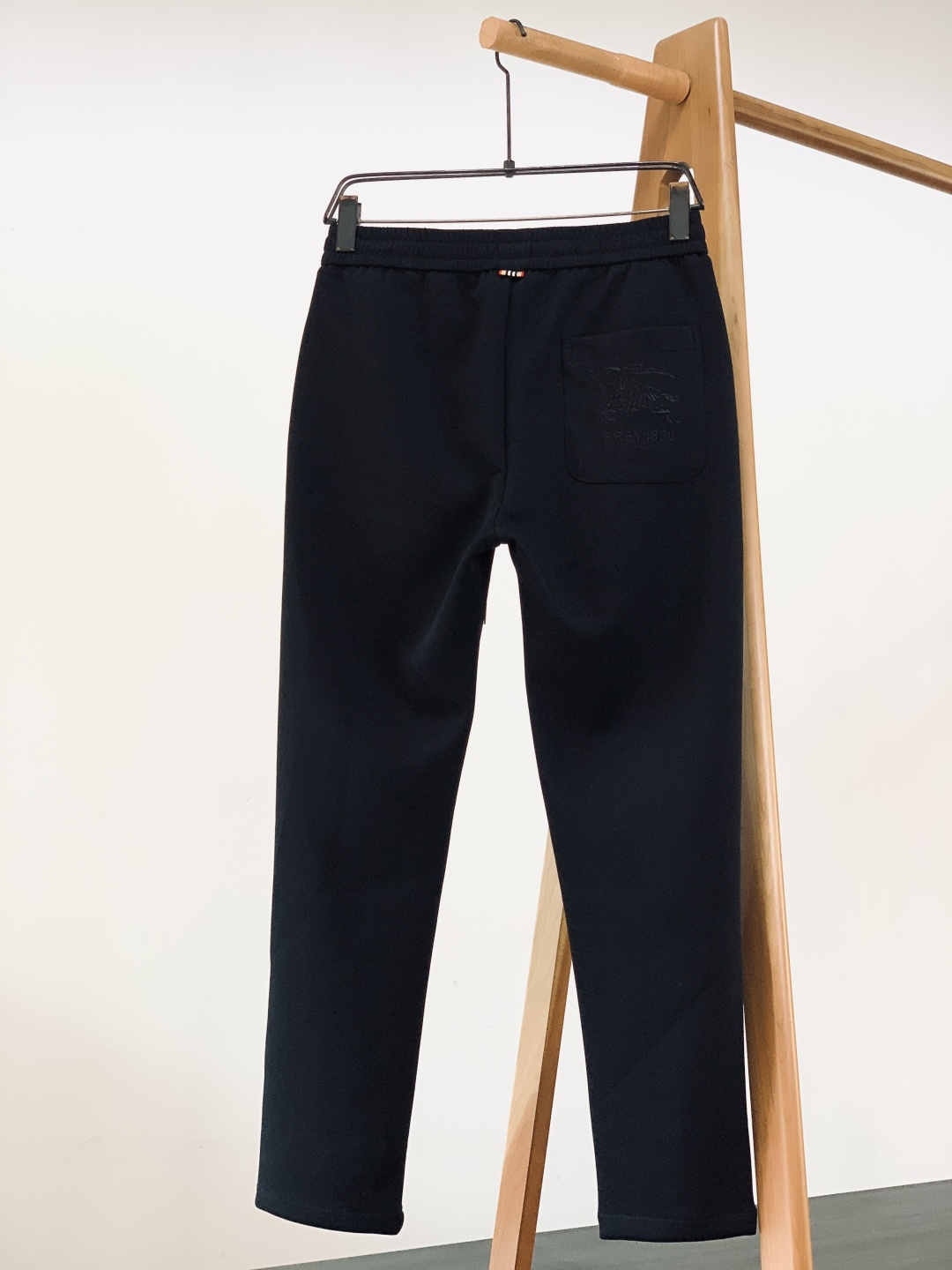 Burberry 巴宝莉 2026SS早春新品 刺绣抽绳休闲裤时尚系列，独特设计，抽绳休闲长裤 订纱开始