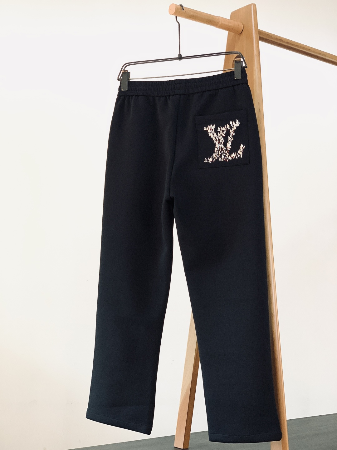 LouisVuitton 路易威登 2026SS早春新品 刺绣抽绳休闲裤时尚系列，独特设计，抽绳休闲长裤