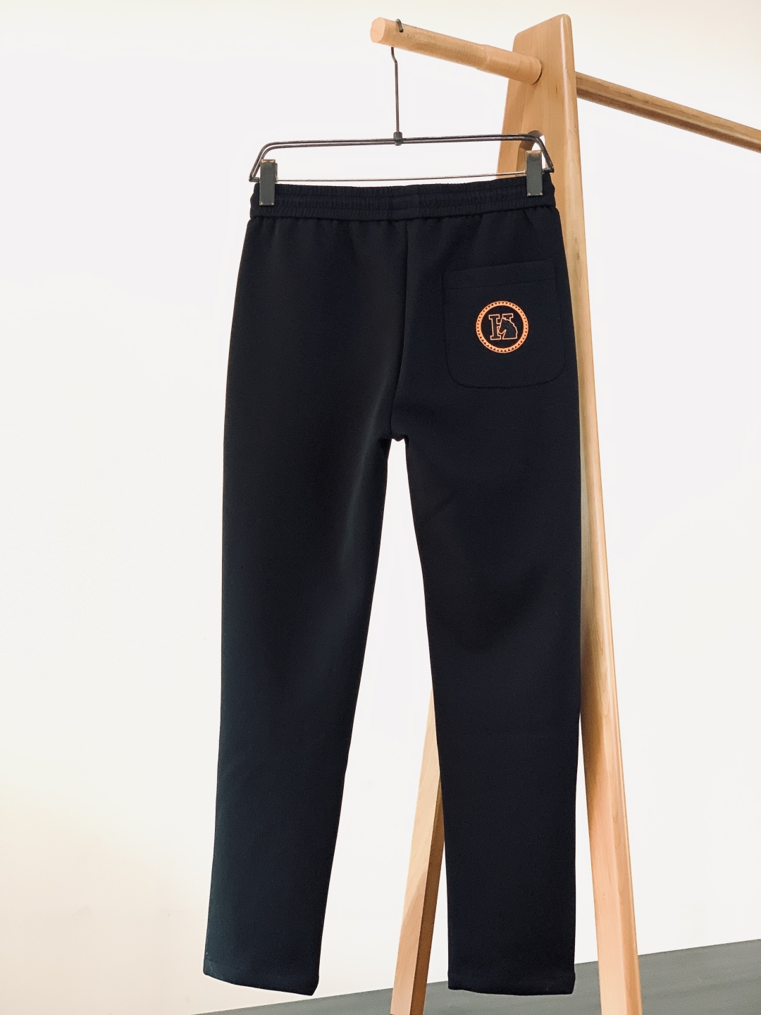 Hermès 爱马仕 2026SS早春新品 刺绣抽绳休闲裤时尚系列，独特设计，抽绳休闲长裤 订纱开始订染