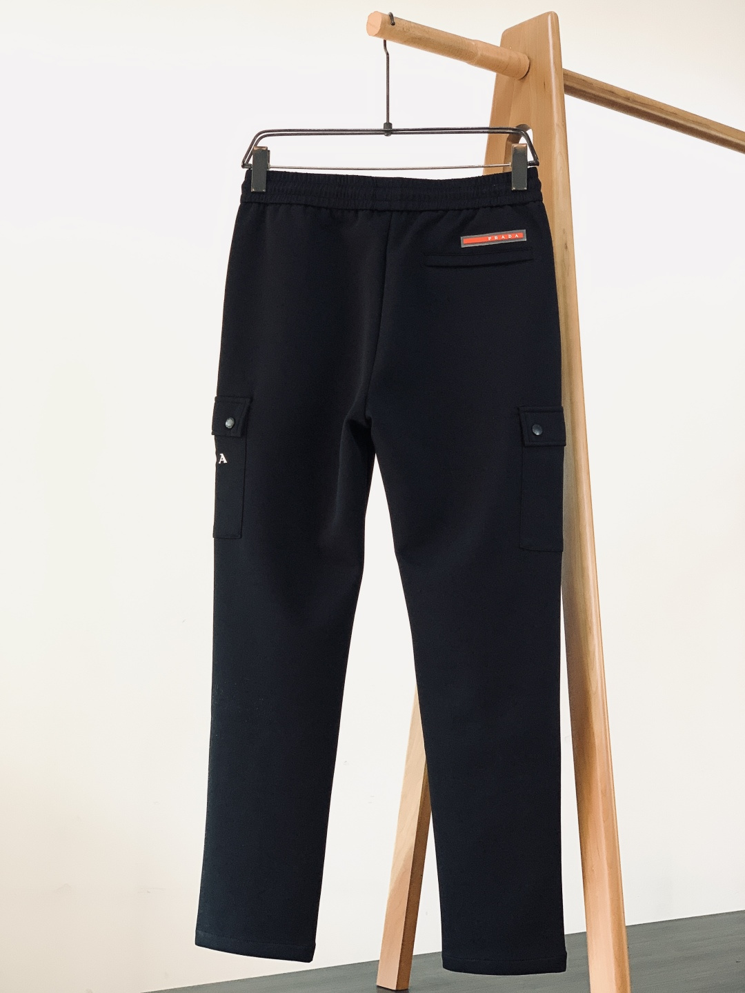 Prada 普拉达 2026SS早春新品 工装抽绳休闲裤时尚系列，独特设计，抽绳休闲长裤 订纱开始订染和