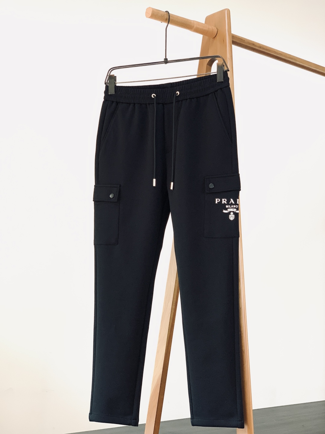 Prada 普拉达 2026SS早春新品 工装抽绳休闲裤时尚系列，独特设计，抽绳休闲长裤 订纱开始订染和