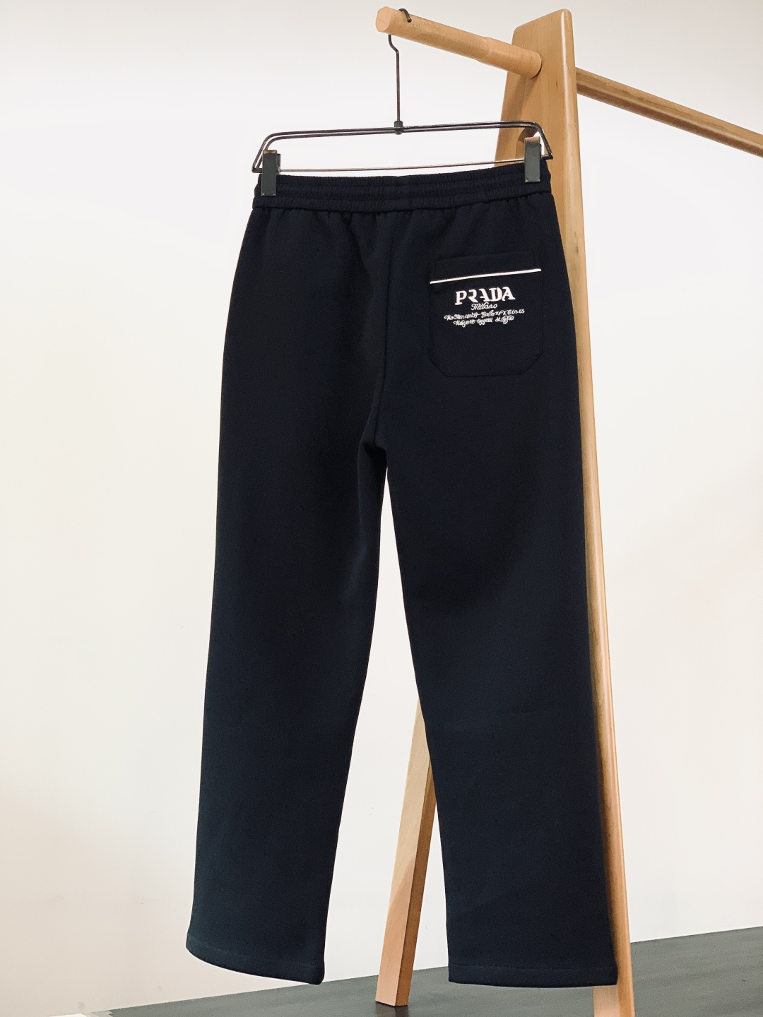 Prada 普拉达 2026SS早春新品 三角徽章抽绳休闲裤时尚系列，独特设计，抽绳休闲长裤 订纱开始订