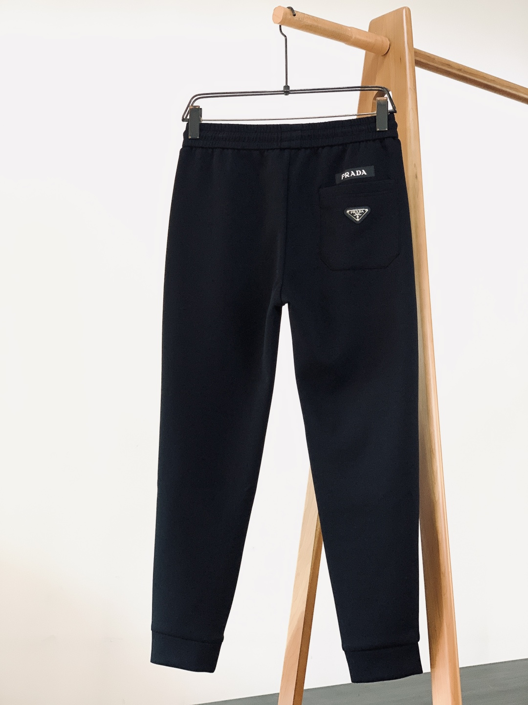 Prada 普拉达 2026SS早春新品 刺绣抽绳休闲裤时尚系列，独特设计，抽绳休闲长裤 订纱开始订染和