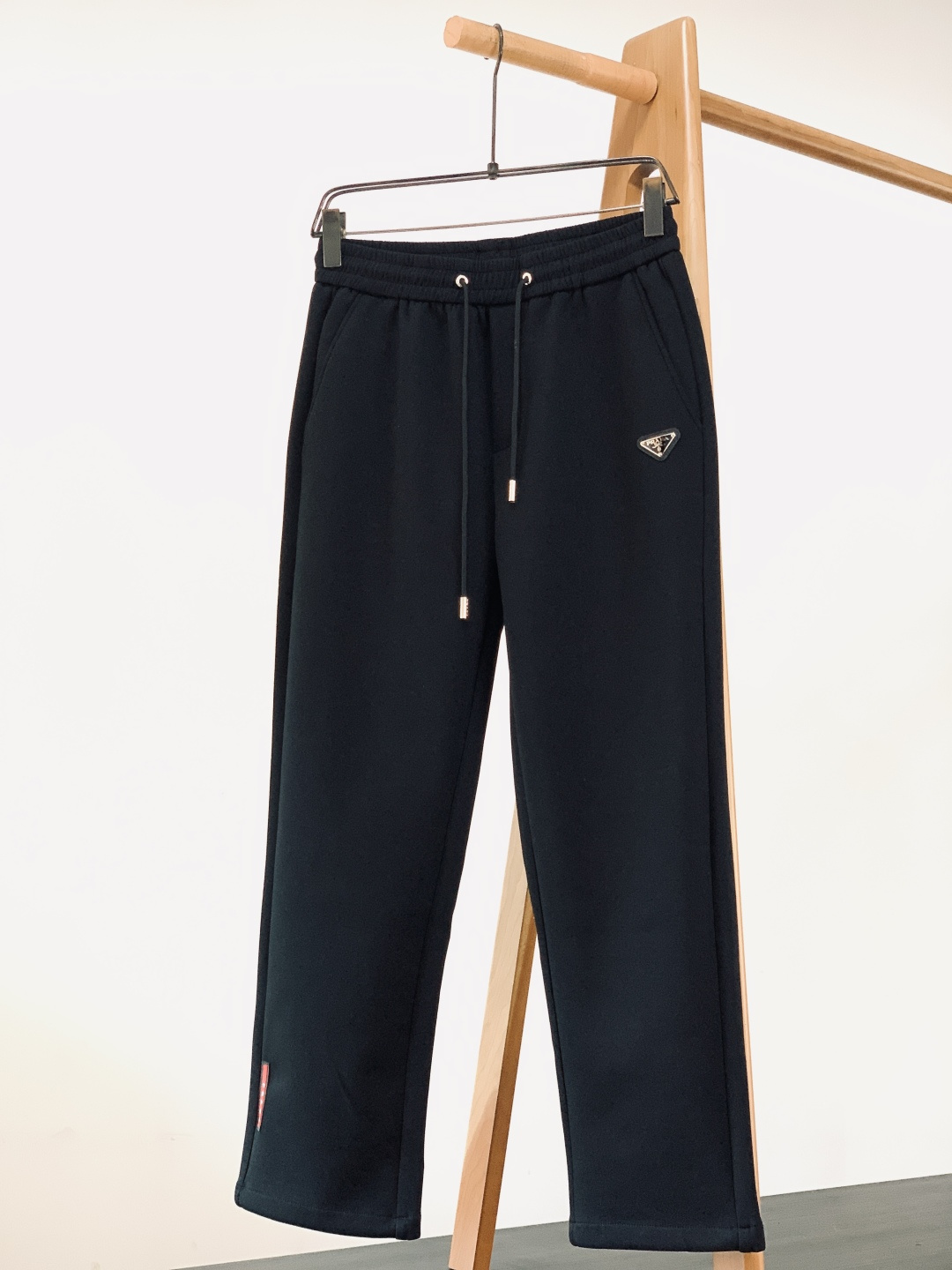 Prada 普拉达 2026SS早春新品 三角徽章抽绳休闲裤时尚系列，独特设计，抽绳休闲长裤 订纱开始订