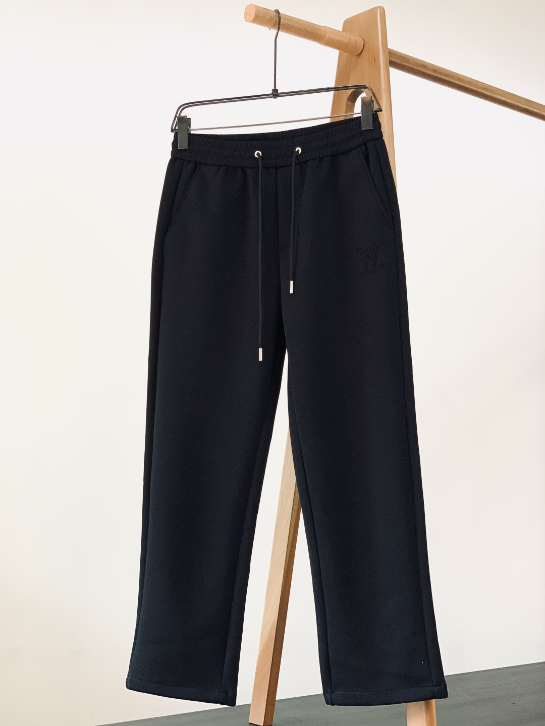 LouisVuitton 路易威登 2026SS早春新品 刺绣抽绳休闲裤时尚系列，独特设计，抽绳休闲长裤