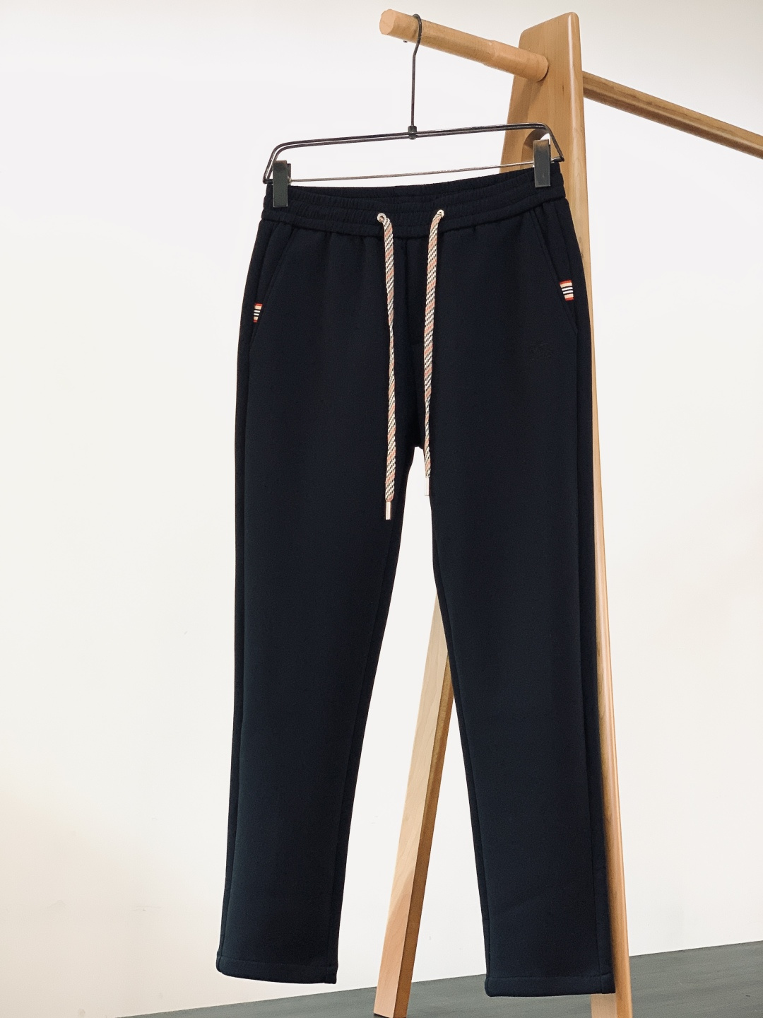 Burberry 巴宝莉 2026SS早春新品 刺绣抽绳休闲裤时尚系列，独特设计，抽绳休闲长裤 订纱开始