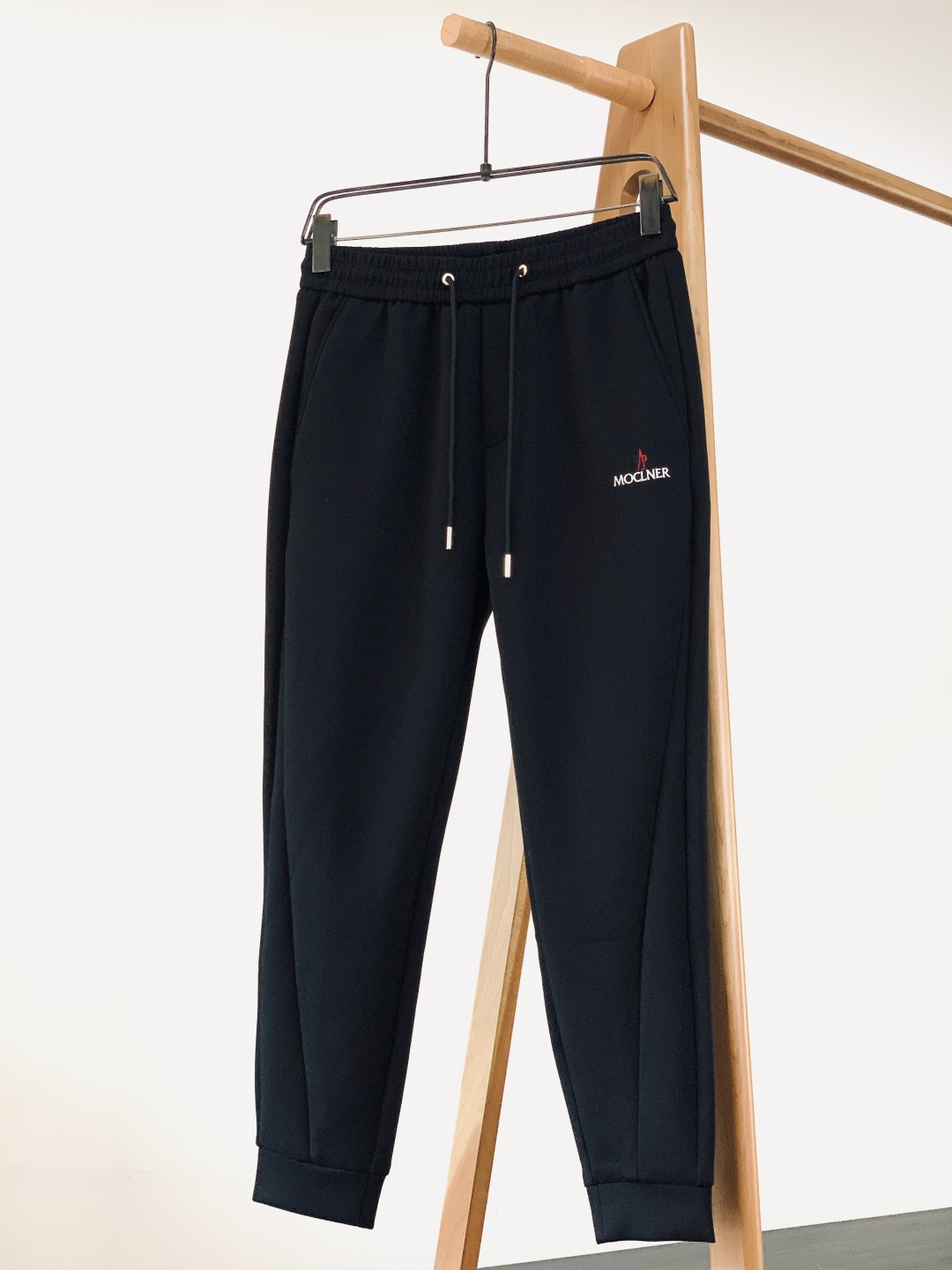 Moncler 蒙口 2026SS早春新品 刺绣抽绳休闲裤时尚系列，独特设计，抽绳休闲长裤 订纱开始订染