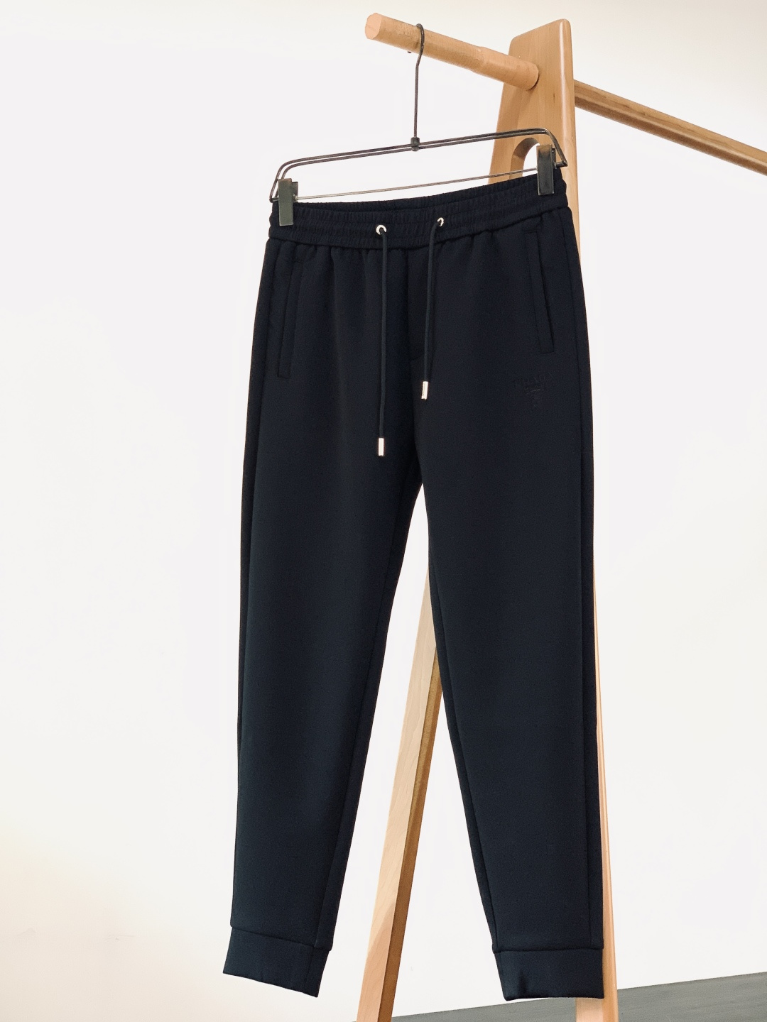 Prada 普拉达 2026SS早春新品 刺绣抽绳休闲裤时尚系列，独特设计，抽绳休闲长裤 订纱开始订染和