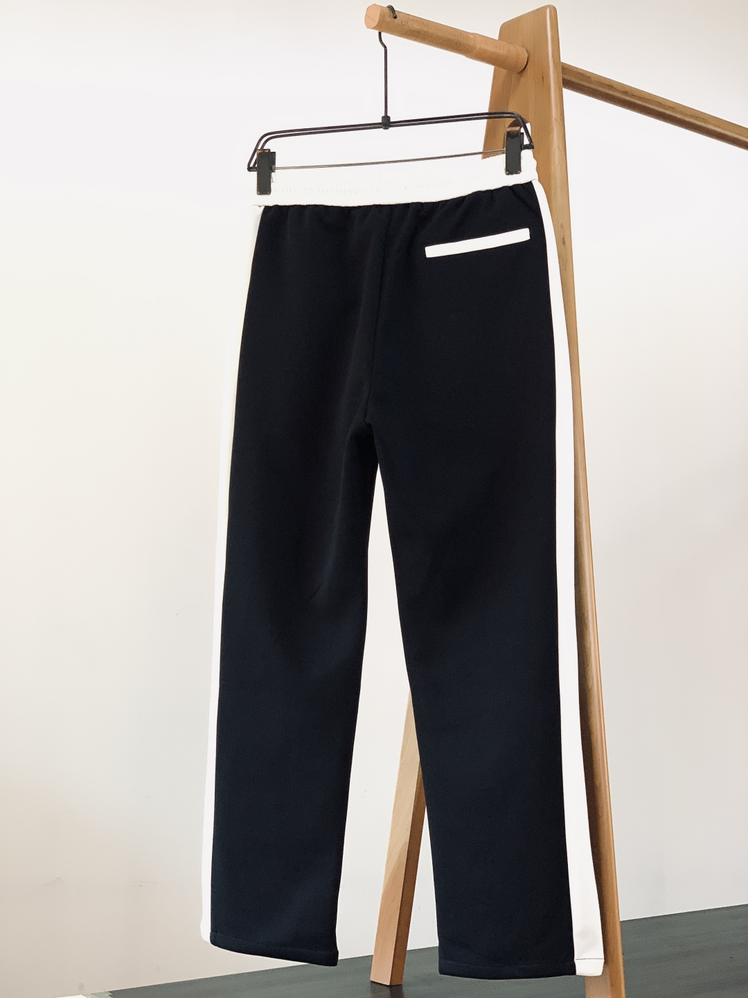 Prada 普拉达 2026SS早春新品 徽标抽绳休闲裤时尚系列，独特设计，抽绳休闲长裤 订纱开始订染和