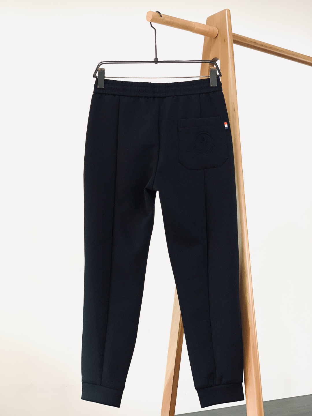 Moncler 蒙口 2026SS早春新品 刺绣抽绳休闲裤时尚系列，独特设计，抽绳休闲长裤 订纱开始订染