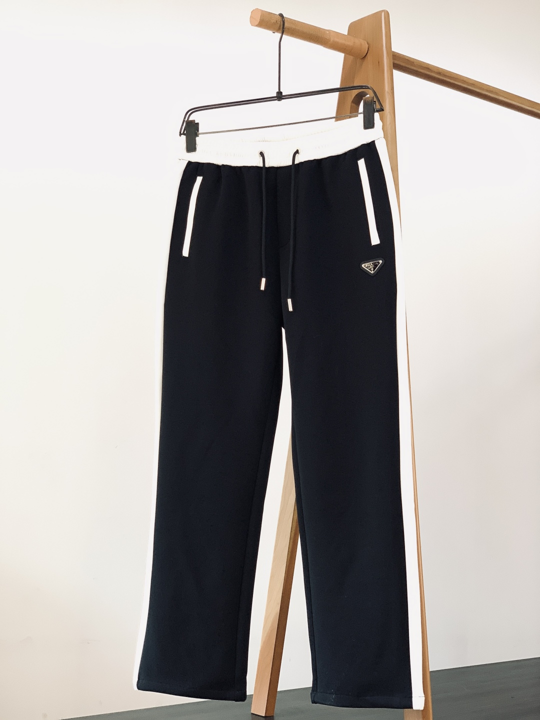 Prada 普拉达 2026SS早春新品 徽标抽绳休闲裤时尚系列，独特设计，抽绳休闲长裤 订纱开始订染和