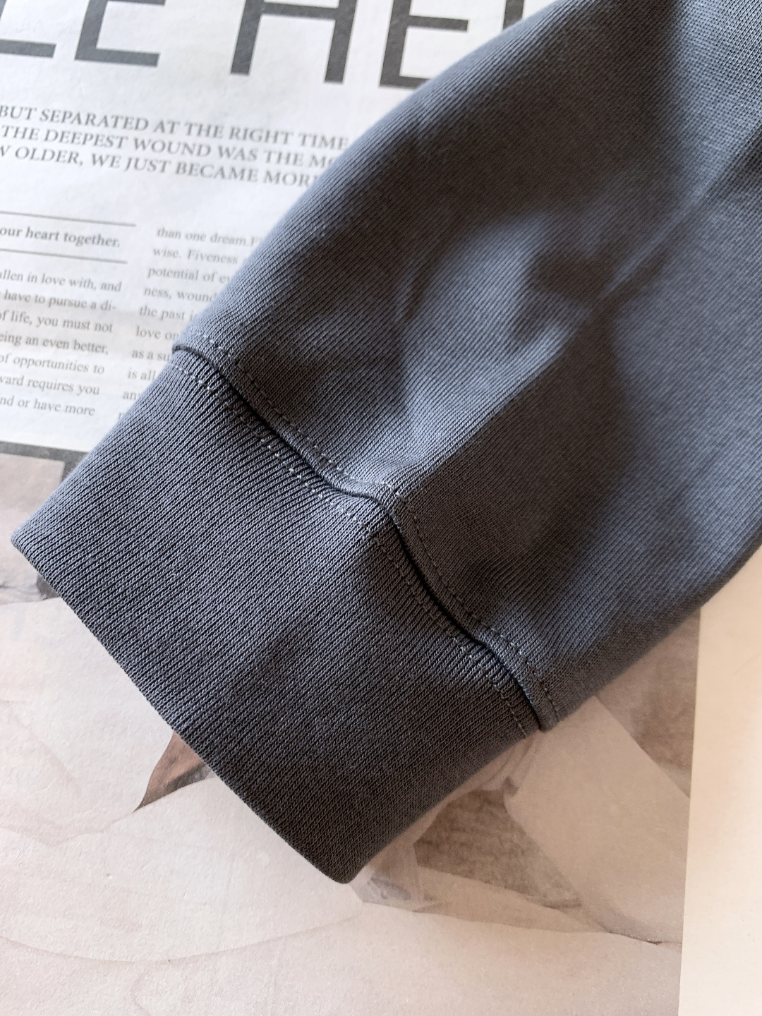 LouisVuitton 路易威登 2026SS早春新品休闲长袖打底衫。甄选高支精梳针织面料，触感软糯无