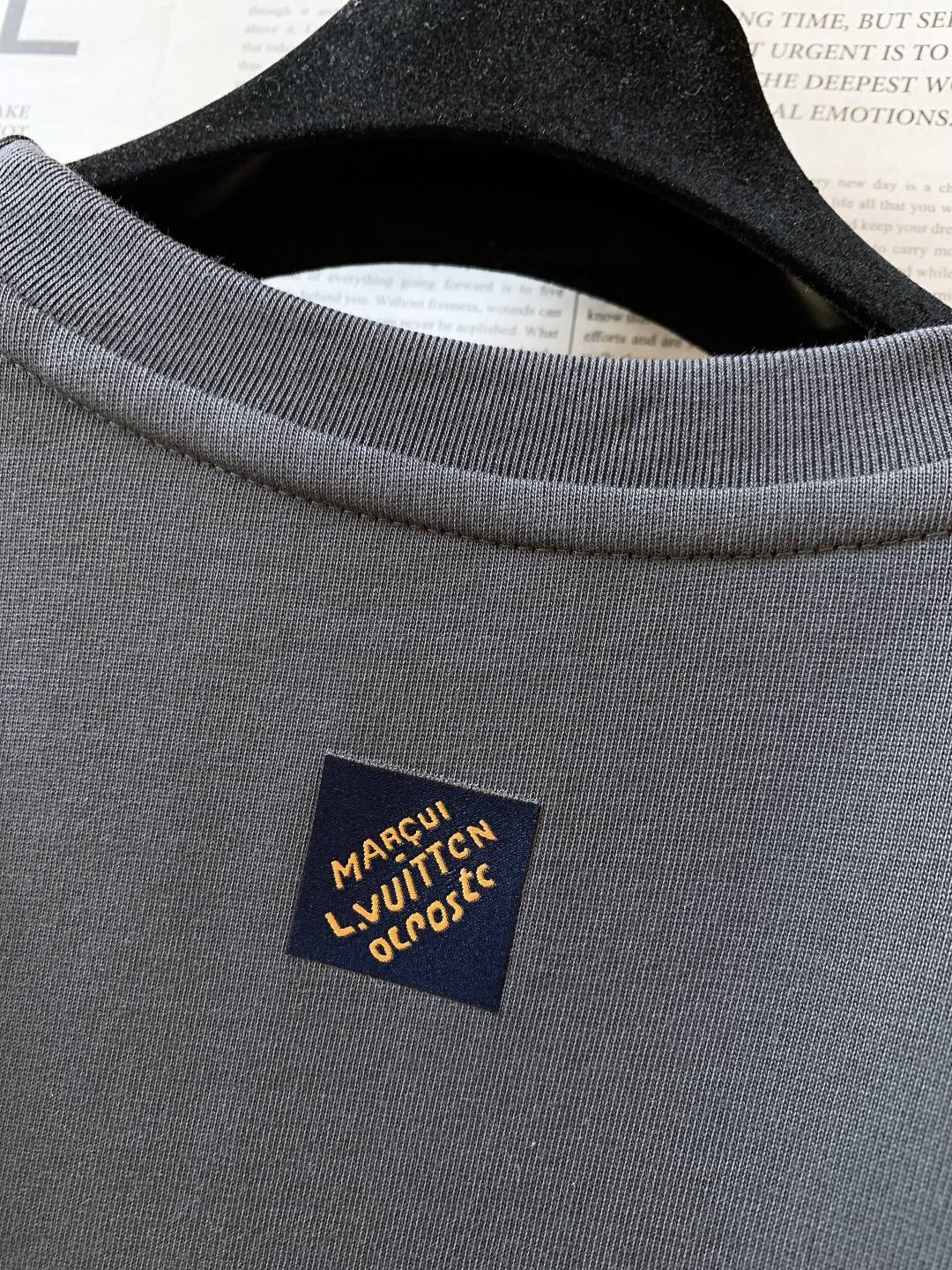 LouisVuitton 路易威登 2026SS早春新品休闲长袖打底衫。甄选高支精梳针织面料，触感软糯无