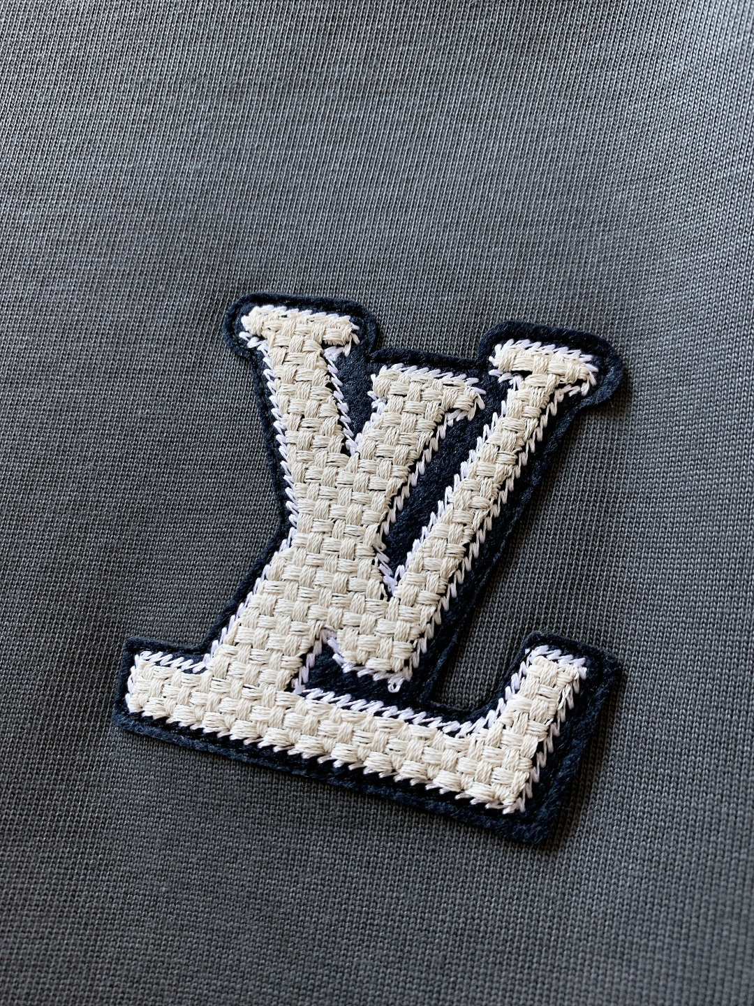 LouisVuitton 路易威登 2026SS早春新品休闲长袖打底衫。甄选高支精梳针织面料，触感软糯无