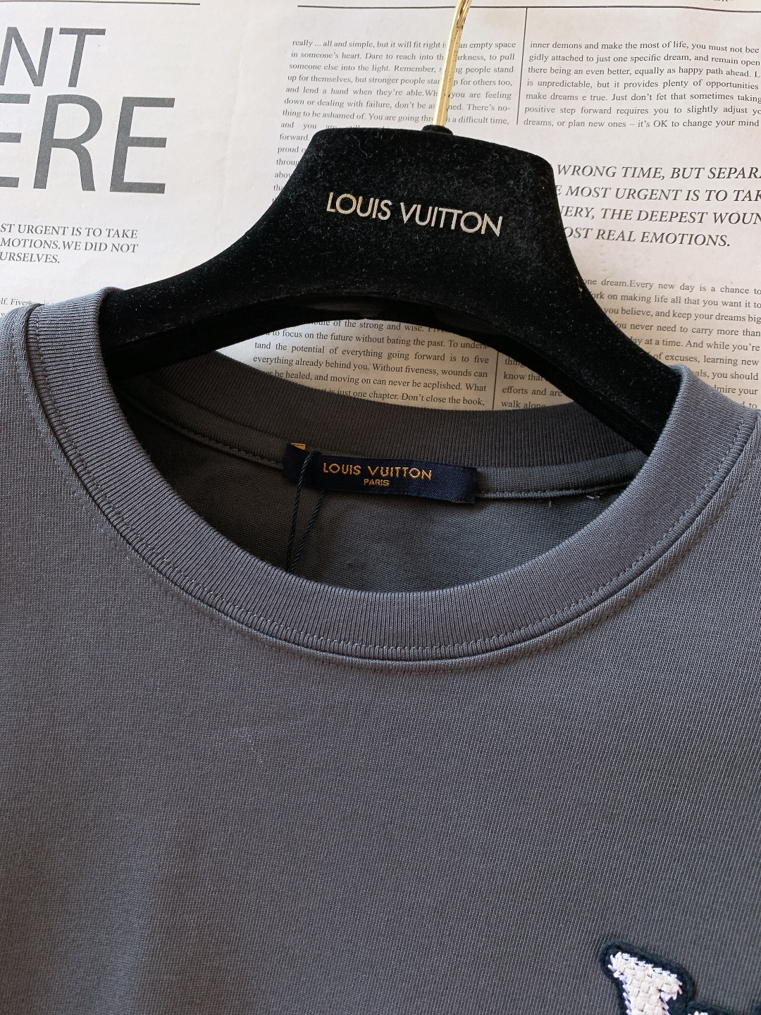 LouisVuitton 路易威登 2026SS早春新品休闲长袖打底衫。甄选高支精梳针织面料，触感软糯无