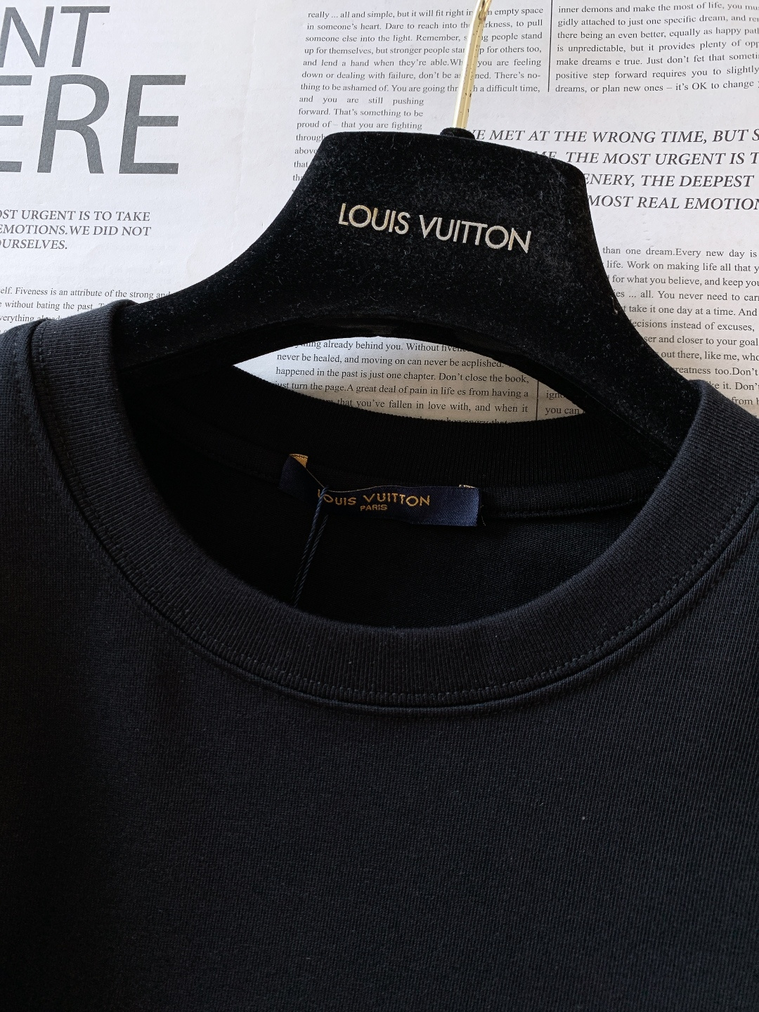 LouisVuitton 路易威登 2026SS早春新品休闲长袖打底衫。甄选高支精梳针织面料，触感软糯无