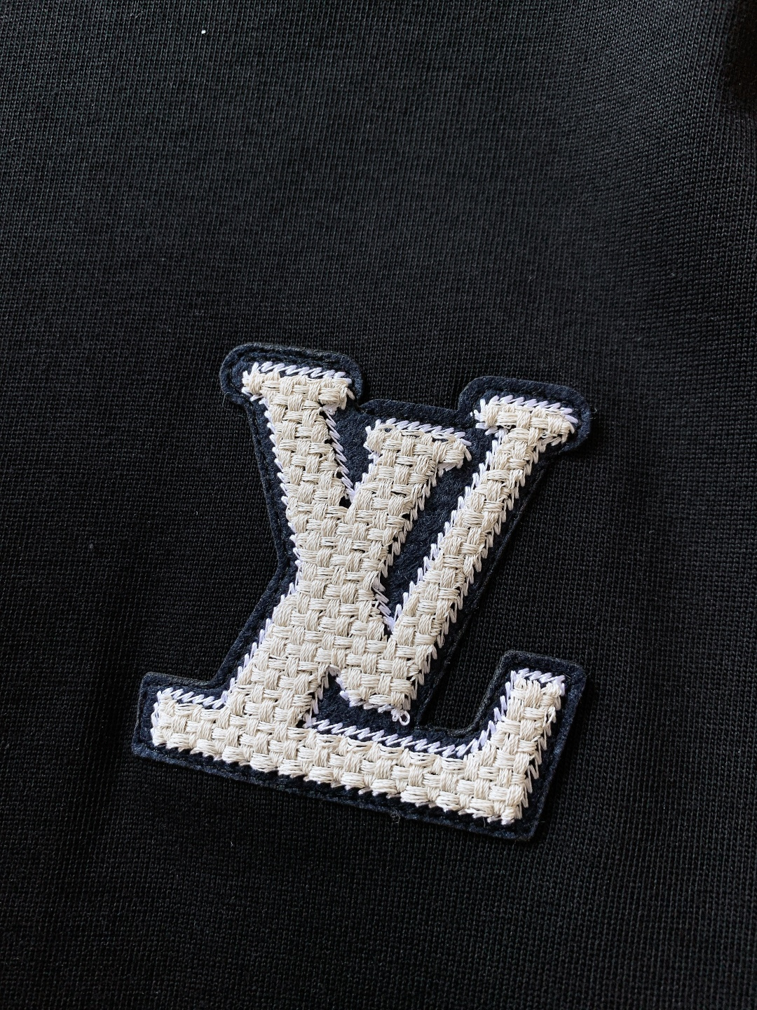 LouisVuitton 路易威登 2026SS早春新品休闲长袖打底衫。甄选高支精梳针织面料，触感软糯无