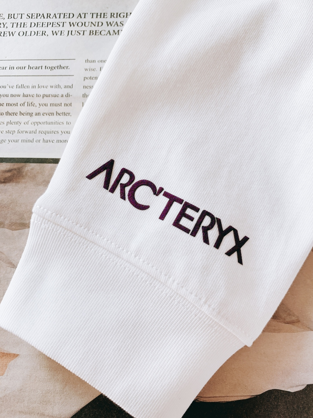 ARCTERYX 始祖鸟 2026SS早春新品机能长袖打底衫。甄选高支高密亲肤针织面料，触感软糯细腻，贴