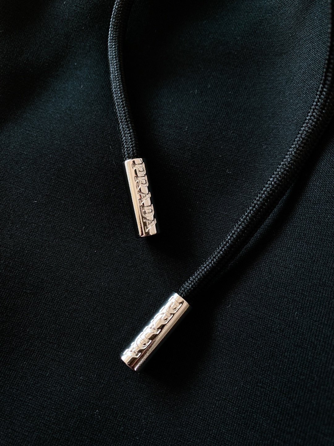 Prada 普拉达 2026SS早春新品 工装抽绳休闲裤时尚系列，独特设计，抽绳休闲长裤 订纱开始订染和