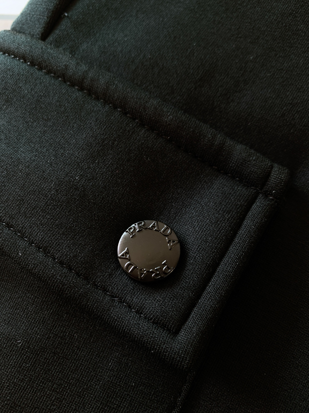 Prada 普拉达 2026SS早春新品 工装抽绳休闲裤时尚系列，独特设计，抽绳休闲长裤 订纱开始订染和