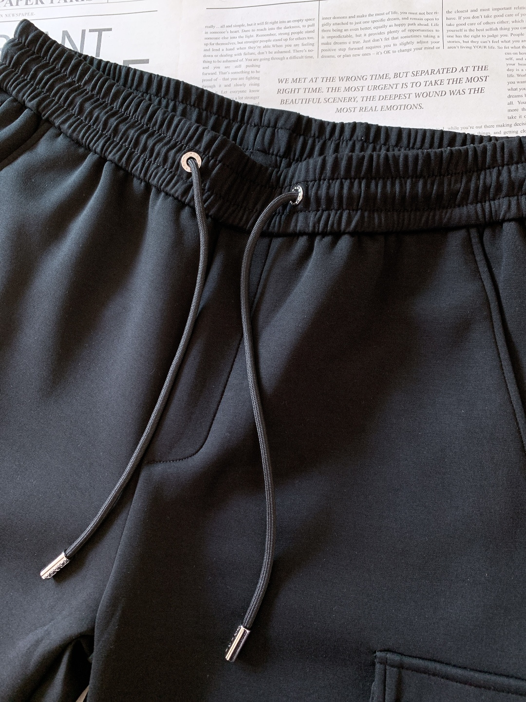 Prada 普拉达 2026SS早春新品 工装抽绳休闲裤时尚系列，独特设计，抽绳休闲长裤 订纱开始订染和