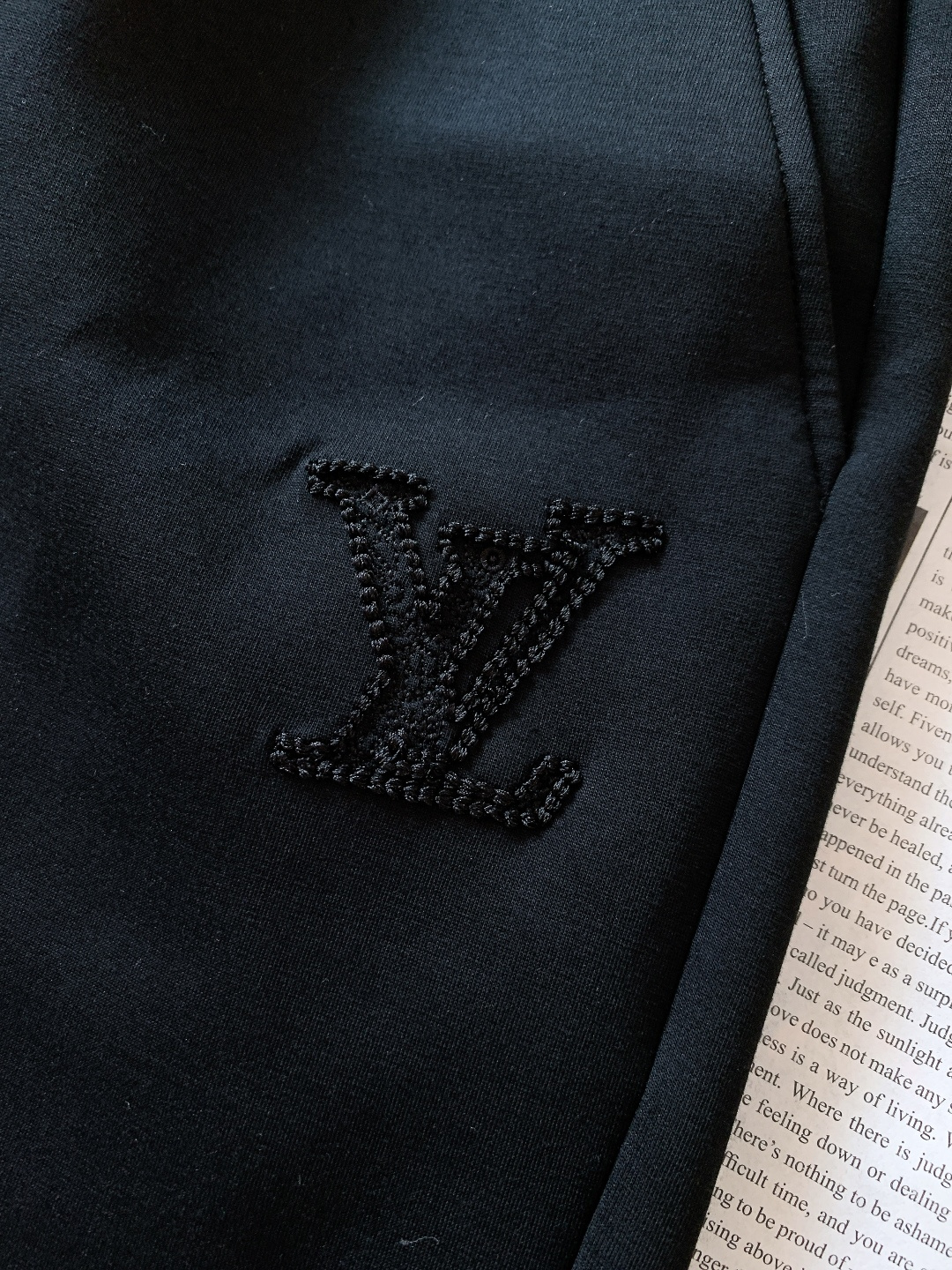 LouisVuitton 路易威登 2026SS早春新品 刺绣抽绳休闲裤时尚系列，独特设计，抽绳休闲长裤