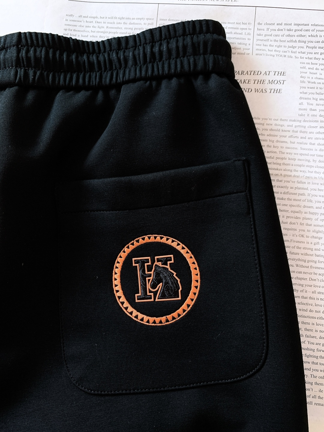 Hermès 爱马仕 2026SS早春新品 刺绣抽绳休闲裤时尚系列，独特设计，抽绳休闲长裤 订纱开始订染