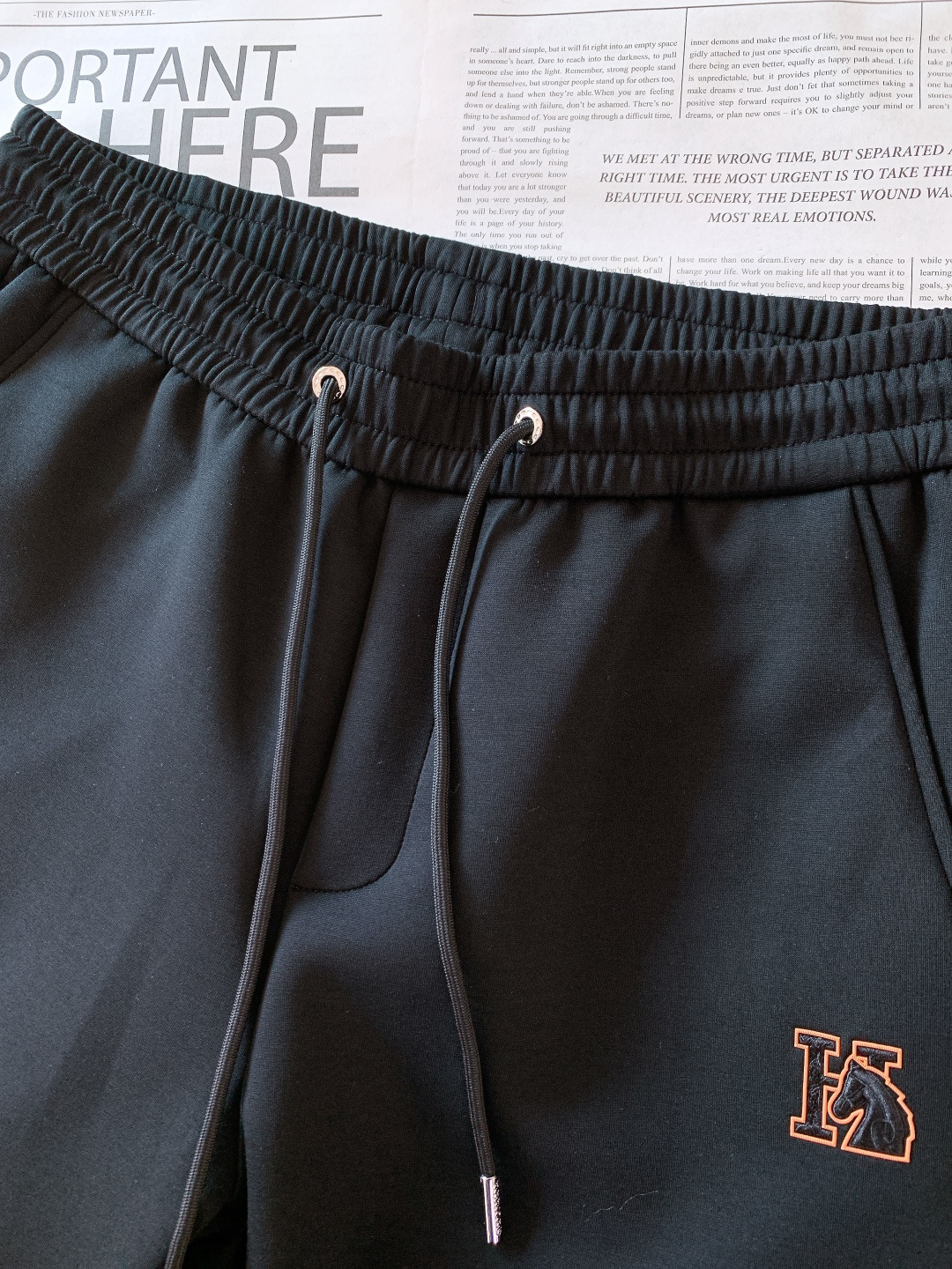 Hermès 爱马仕 2026SS早春新品 刺绣抽绳休闲裤时尚系列，独特设计，抽绳休闲长裤 订纱开始订染