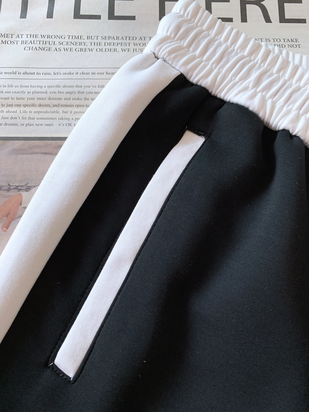 Prada 普拉达 2026SS早春新品 徽标抽绳休闲裤时尚系列，独特设计，抽绳休闲长裤 订纱开始订染和