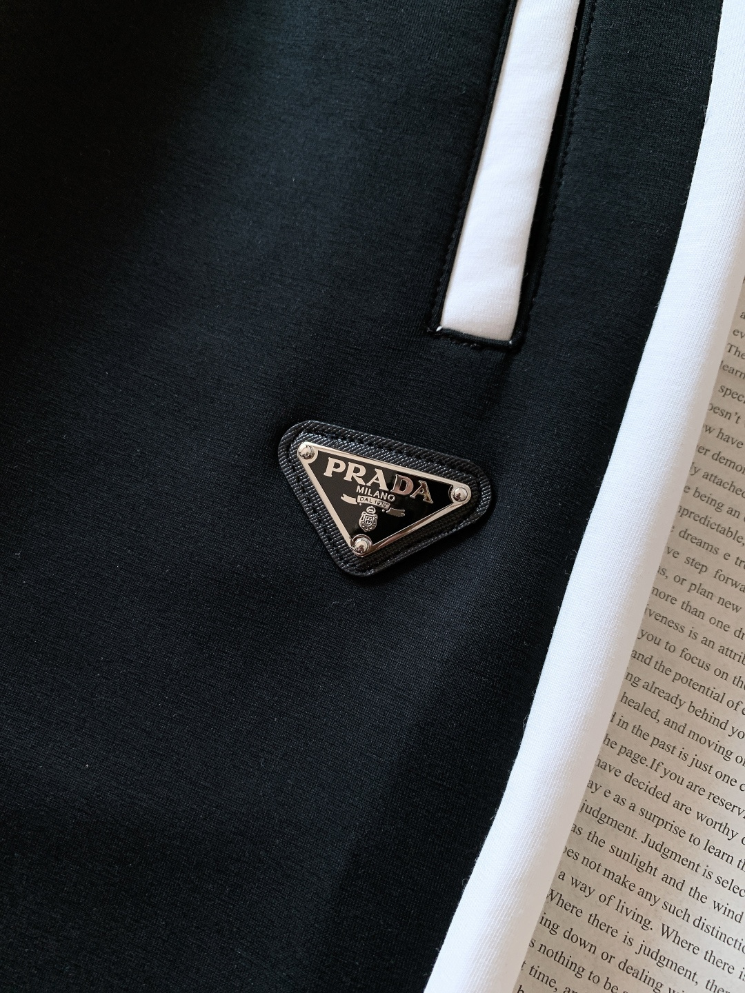 Prada 普拉达 2026SS早春新品 徽标抽绳休闲裤时尚系列，独特设计，抽绳休闲长裤 订纱开始订染和