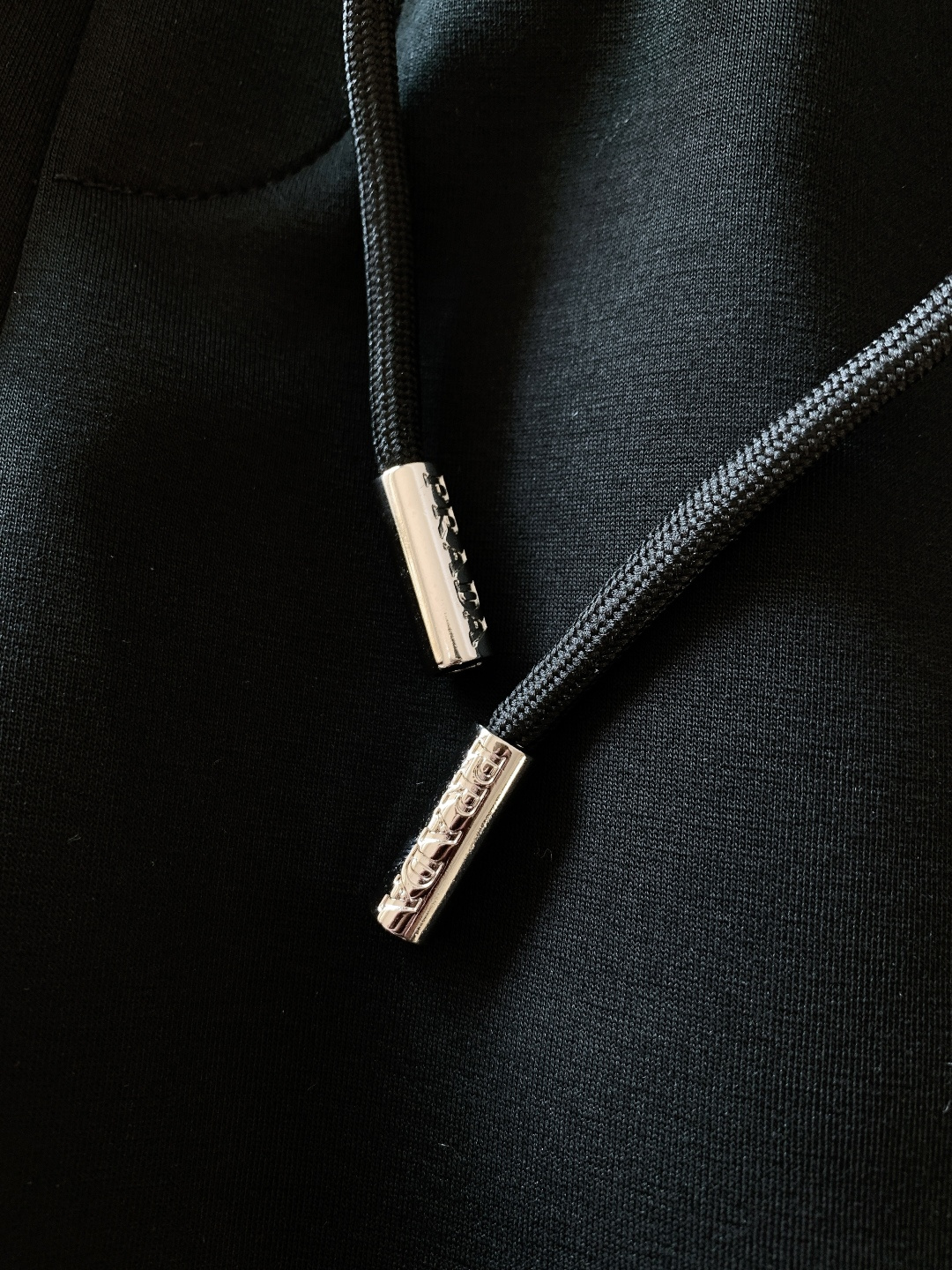 Prada 普拉达 2026SS早春新品 徽标抽绳休闲裤时尚系列，独特设计，抽绳休闲长裤 订纱开始订染和