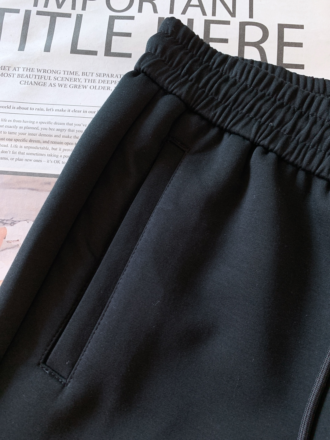 Prada 普拉达 2026SS早春新品 刺绣抽绳休闲裤时尚系列，独特设计，抽绳休闲长裤 订纱开始订染和