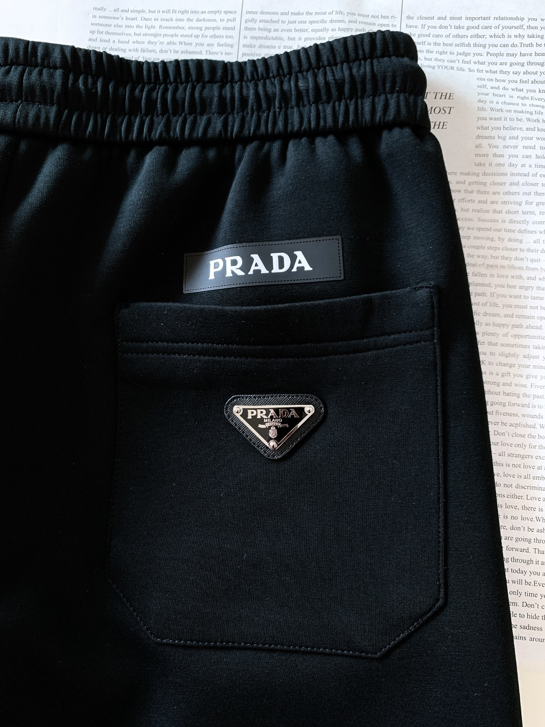 Prada 普拉达 2026SS早春新品 刺绣抽绳休闲裤时尚系列，独特设计，抽绳休闲长裤 订纱开始订染和