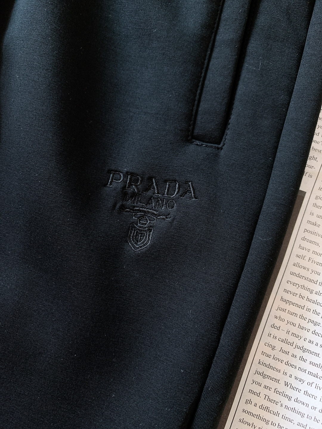 Prada 普拉达 2026SS早春新品 刺绣抽绳休闲裤时尚系列，独特设计，抽绳休闲长裤 订纱开始订染和