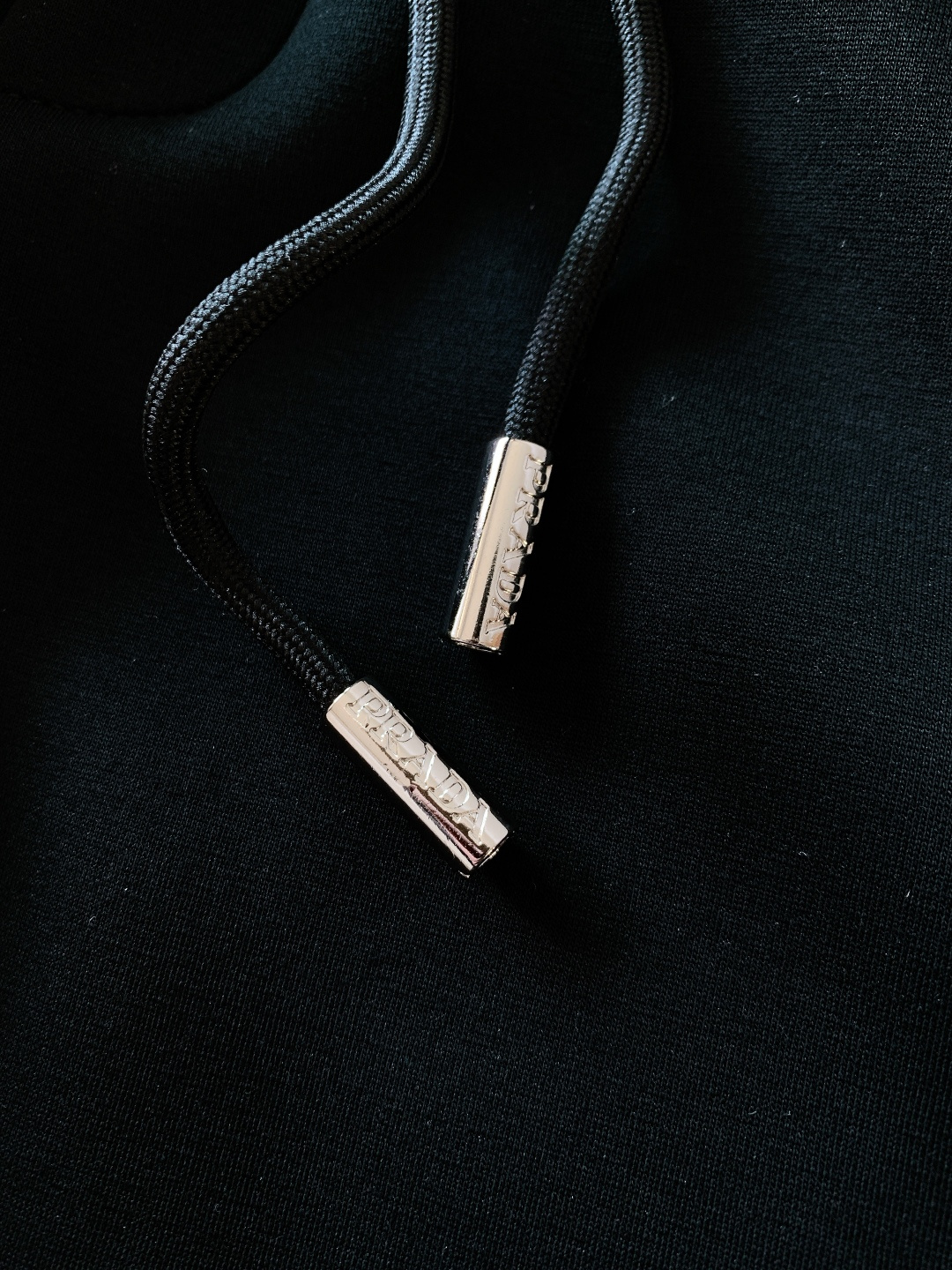 Prada 普拉达 2026SS早春新品 刺绣抽绳休闲裤时尚系列，独特设计，抽绳休闲长裤 订纱开始订染和