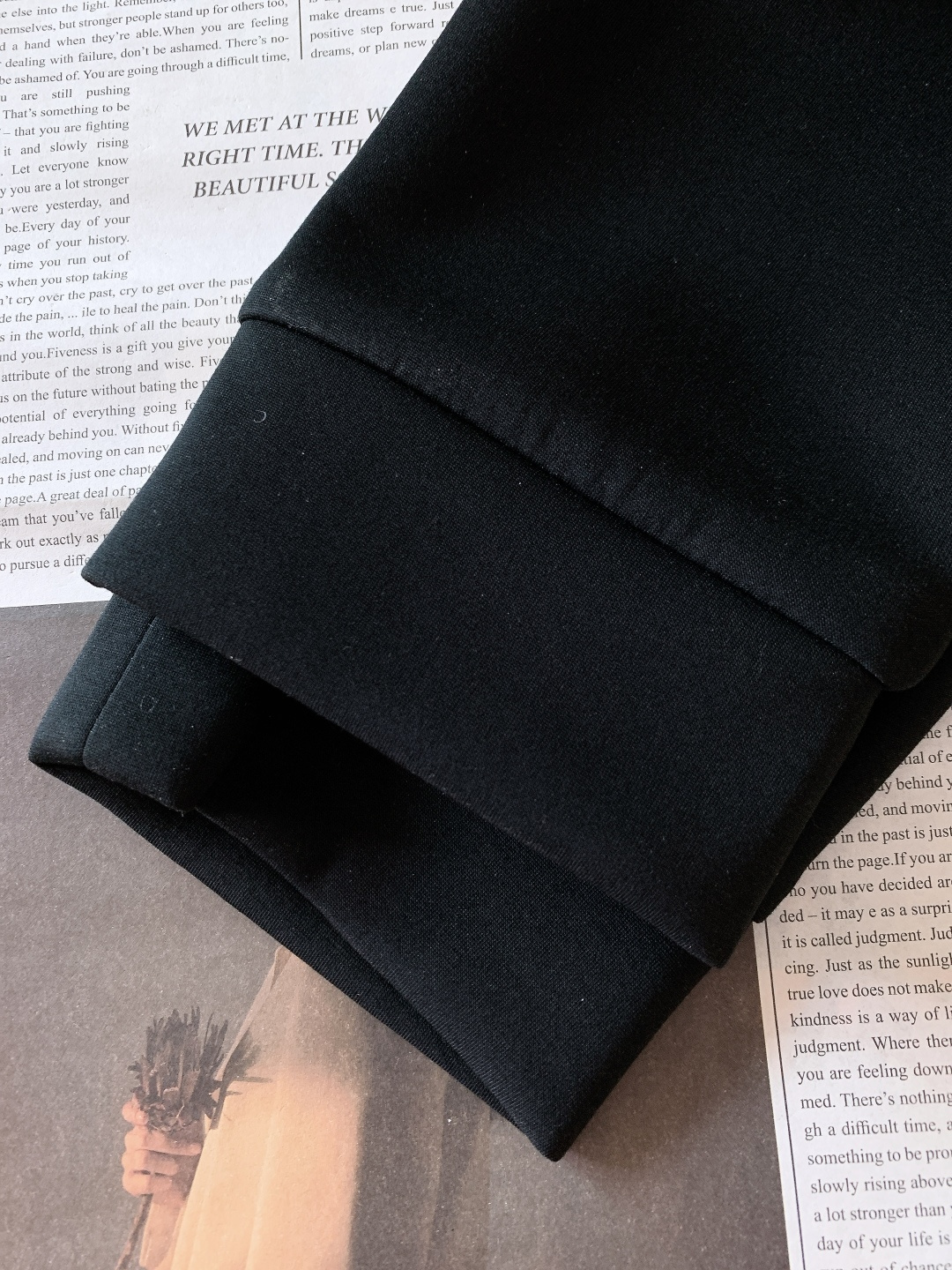 Prada 普拉达 2026SS早春新品 刺绣抽绳休闲裤时尚系列，独特设计，抽绳休闲长裤 订纱开始订染和