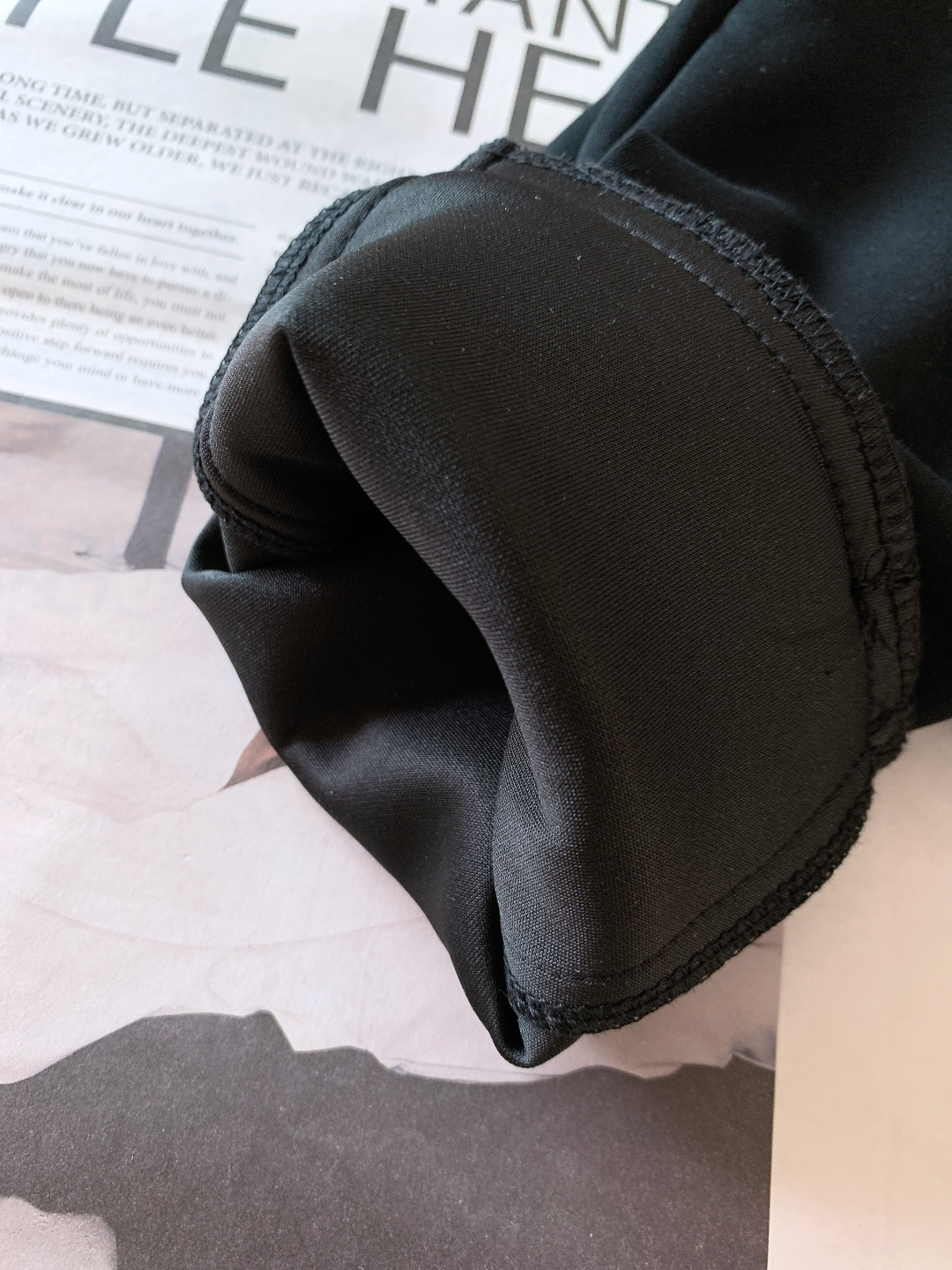 Prada 普拉达 2026SS早春新品 刺绣抽绳休闲裤时尚系列，独特设计，抽绳休闲长裤 订纱开始订染和