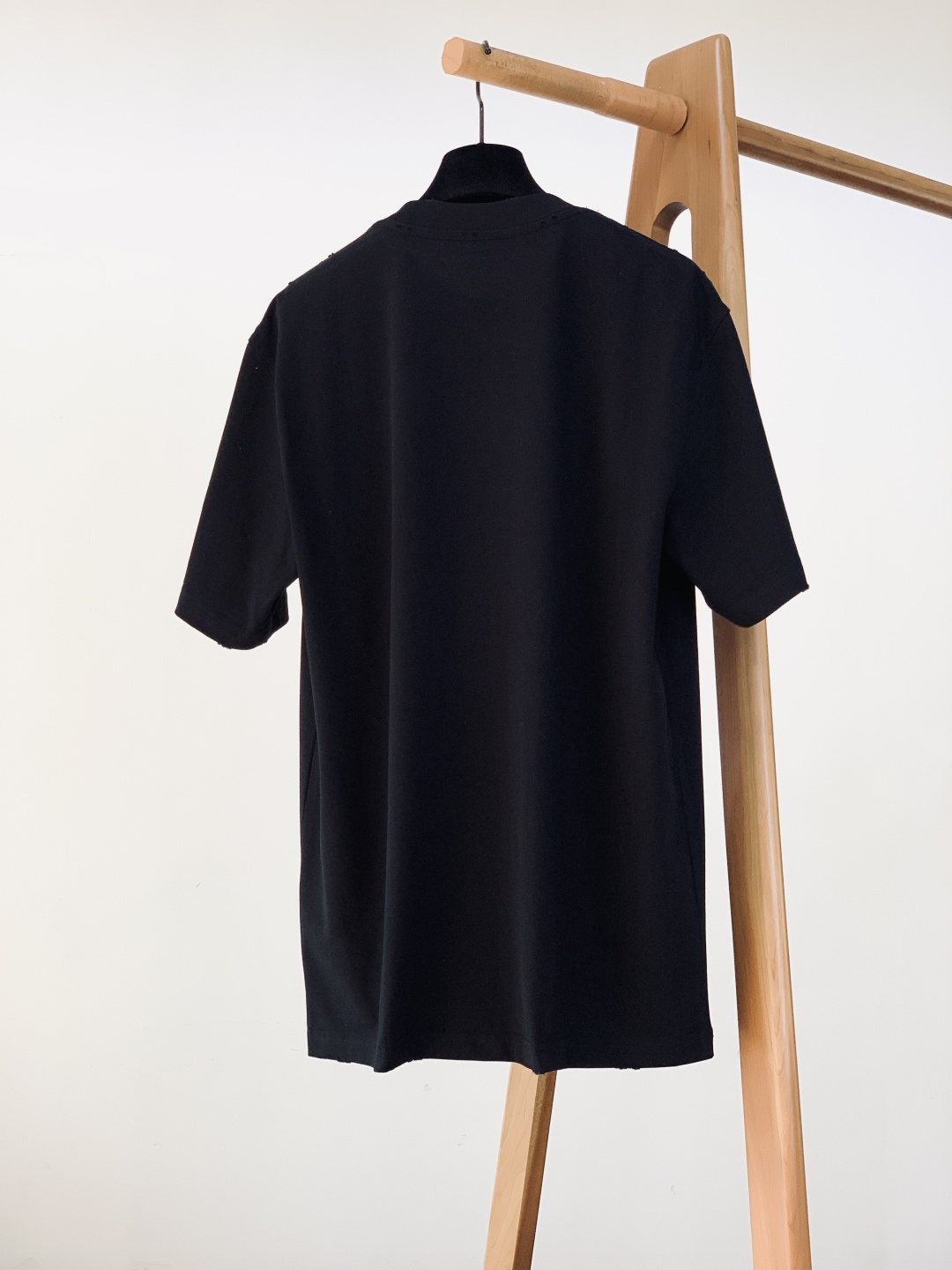 𝐁𝐚𝐥𝐞𝐧𝐜𝐢𝐚𝐠𝐚 巴黎世家 2026SS早春新品 经典BB麦穗刺绣短袖T恤，黑、白双色诠释极简高奢。