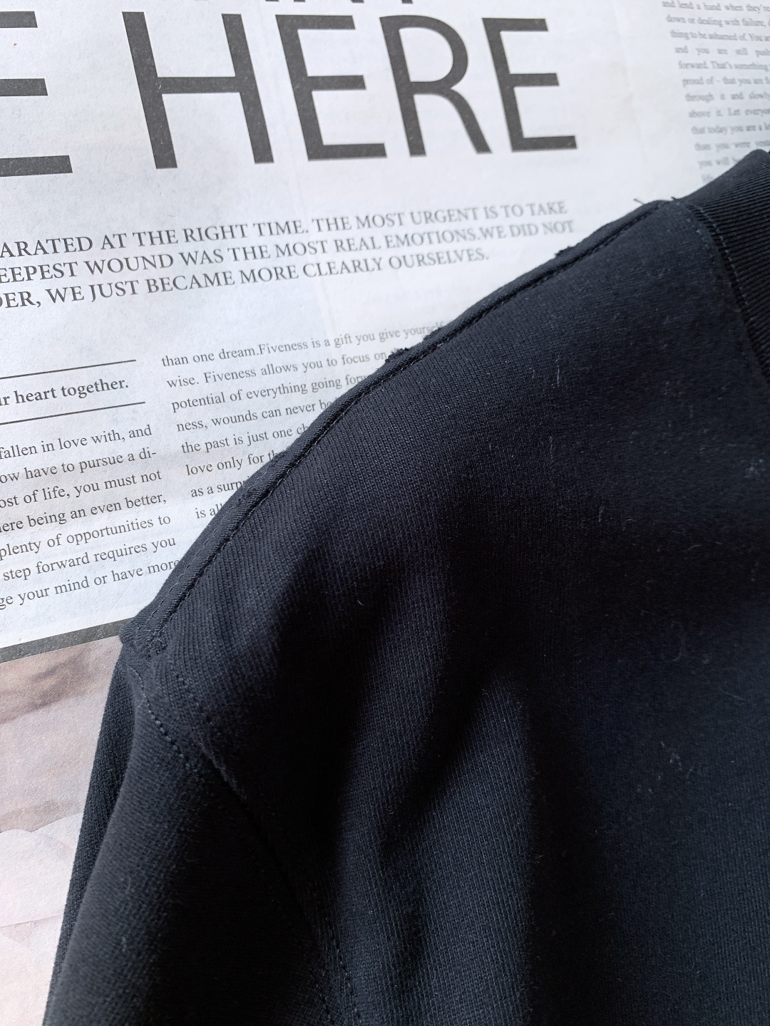 𝐁𝐚𝐥𝐞𝐧𝐜𝐢𝐚𝐠𝐚 巴黎世家 2026SS早春新品 经典BB麦穗刺绣短袖T恤，黑、白双色诠释极简高奢。