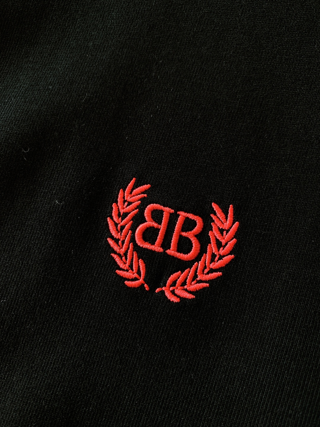 𝐁𝐚𝐥𝐞𝐧𝐜𝐢𝐚𝐠𝐚 巴黎世家 2026SS早春新品 经典BB麦穗刺绣短袖T恤，黑、白双色诠释极简高奢。