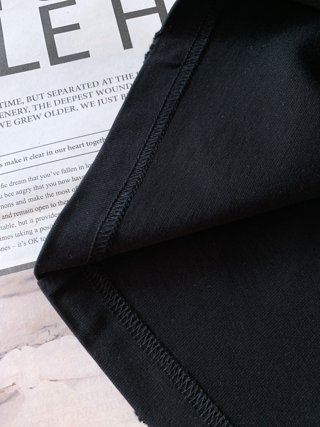 𝐁𝐚𝐥𝐞𝐧𝐜𝐢𝐚𝐠𝐚 巴黎世家 2026SS早春新品 经典BB麦穗刺绣短袖T恤，黑、白双色诠释极简高奢。