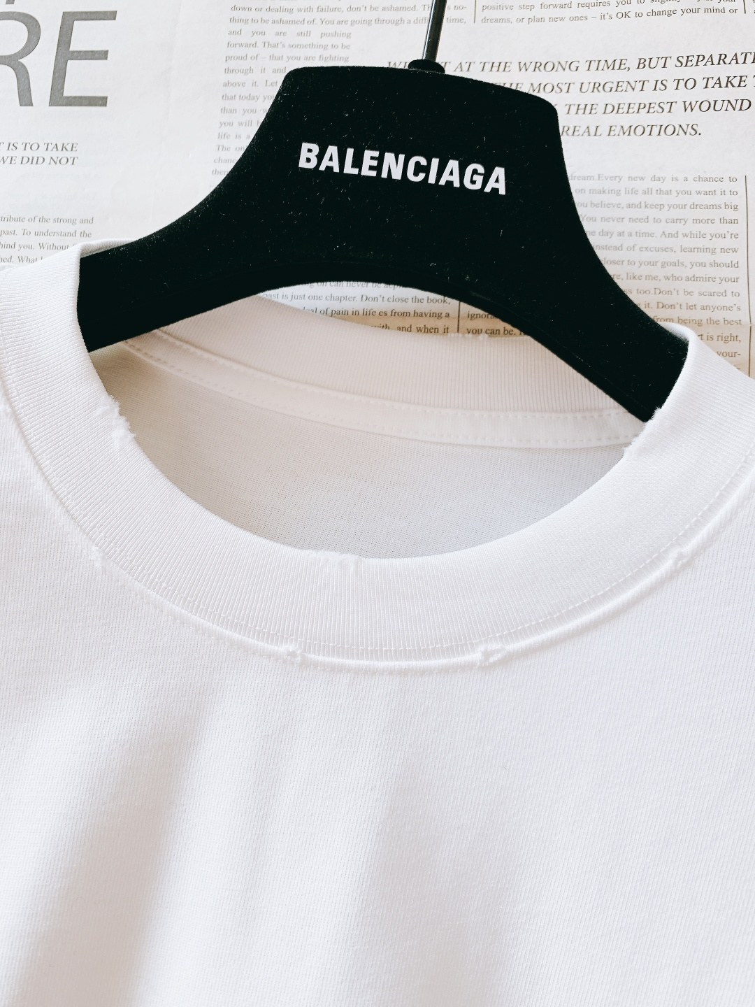 𝐁𝐚𝐥𝐞𝐧𝐜𝐢𝐚𝐠𝐚 巴黎世家 2026SS早春新品 经典BB麦穗刺绣短袖T恤，黑、白双色诠释极简高奢。