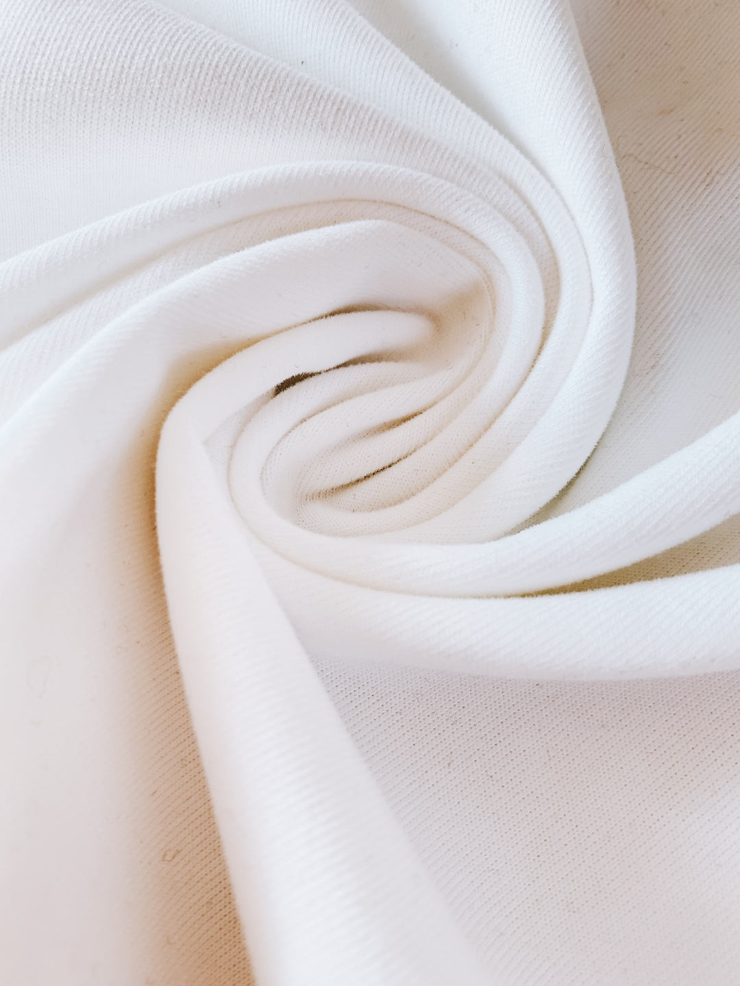 𝐁𝐚𝐥𝐞𝐧𝐜𝐢𝐚𝐠𝐚 巴黎世家 2026SS早春新品 经典BB麦穗刺绣短袖T恤，黑、白双色诠释极简高奢。