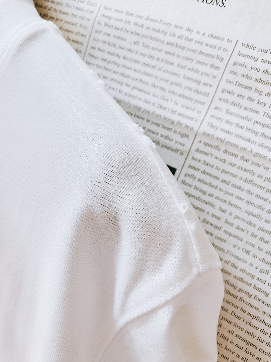 𝐁𝐚𝐥𝐞𝐧𝐜𝐢𝐚𝐠𝐚 巴黎世家 2026SS早春新品 经典BB麦穗刺绣短袖T恤，黑、白双色诠释极简高奢。