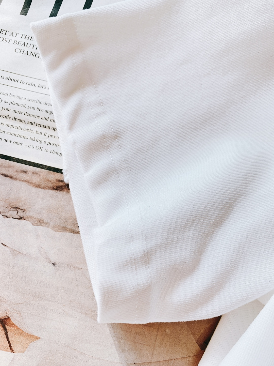 𝐁𝐚𝐥𝐞𝐧𝐜𝐢𝐚𝐠𝐚 巴黎世家 2026SS早春新品 经典BB麦穗刺绣短袖T恤，黑、白双色诠释极简高奢。