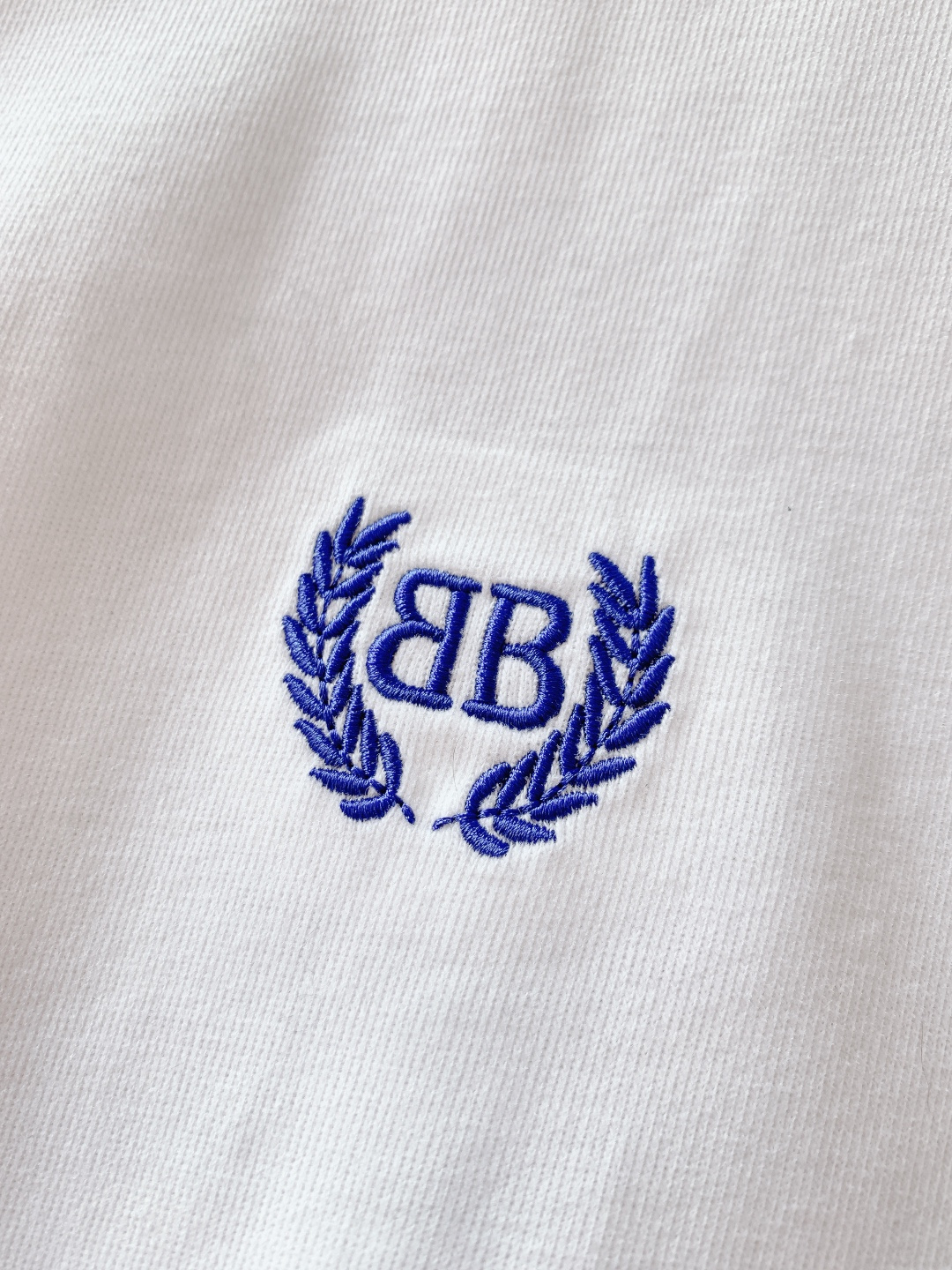 𝐁𝐚𝐥𝐞𝐧𝐜𝐢𝐚𝐠𝐚 巴黎世家 2026SS早春新品 经典BB麦穗刺绣短袖T恤，黑、白双色诠释极简高奢。