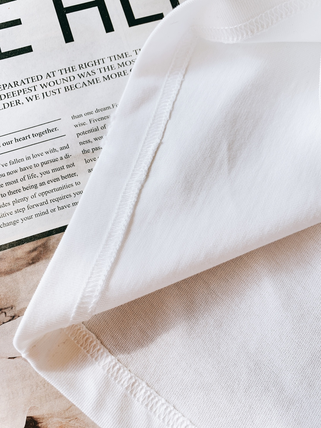 𝐁𝐚𝐥𝐞𝐧𝐜𝐢𝐚𝐠𝐚 巴黎世家 2026SS早春新品 经典BB麦穗刺绣短袖T恤，黑、白双色诠释极简高奢。