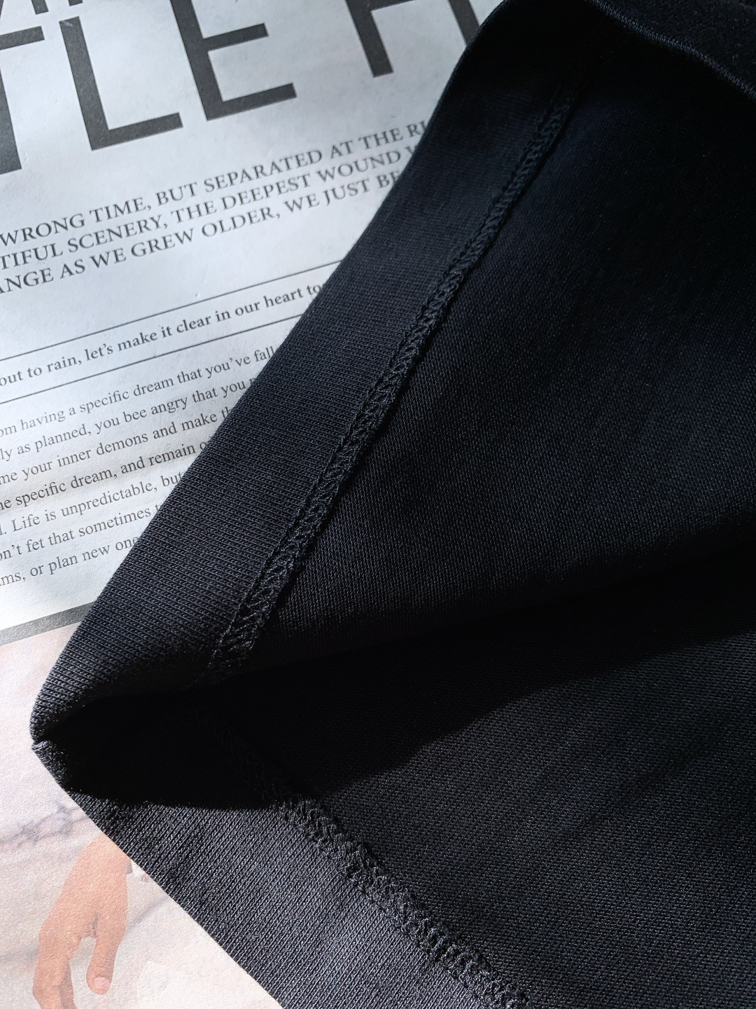 Fendi 芬迪 2026SS早春新品 编织标识短袖T恤。白、黑、灰三色演绎意式奢雅。立体编织FF标工艺