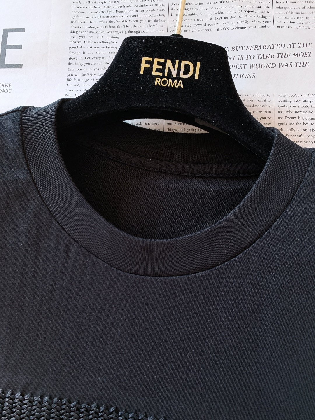Fendi 芬迪 2026SS早春新品 编织标识短袖T恤。白、黑、灰三色演绎意式奢雅。立体编织FF标工艺